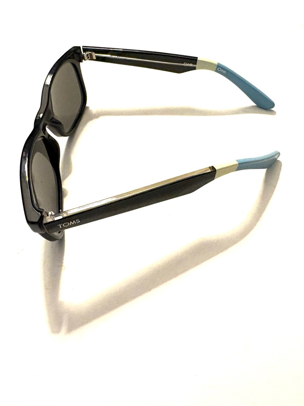 TOMS Sunglasses and Case, Wayfarer / Classic rectangular frame - Picture 3 of 4